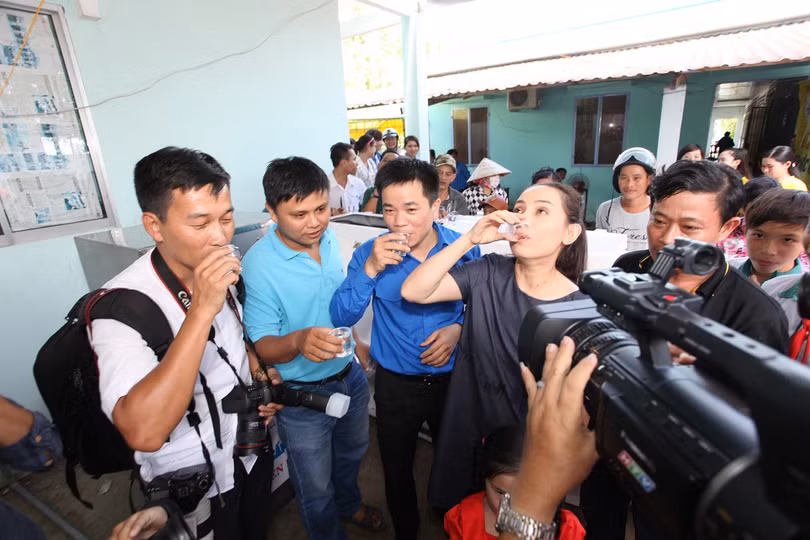 Ca sĩ Phi Nhung_Đại sứ chương trình Nước ngọt nghĩa tình trao nước ngọt sau khi lọc cho người dân uống thử.jpg Bỏ file này