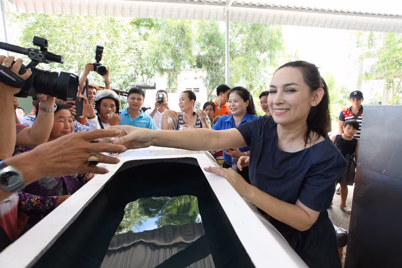 Ca sĩ Phi Nhung_Đại sứ chương trình Nước ngọt nghĩa tình trao nước ngọt sau khi lọc cho người dân uống thử.jpg Bỏ file này