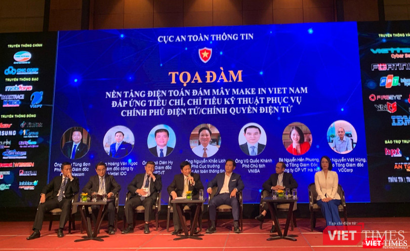 Bà Nguyễn Hiền Phương (ngoài cùng, bên phải) trao đổi cùng các khách mời tham dự phần toạ đàm.