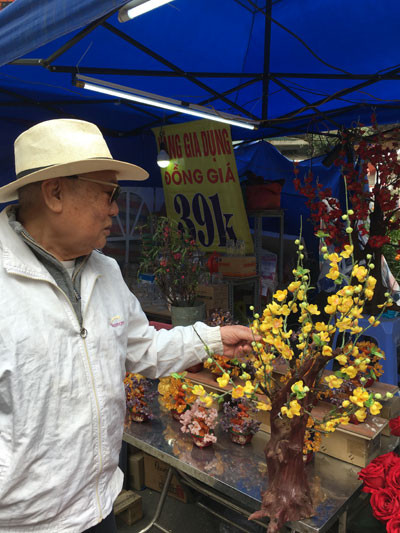 Ông Nguyễn Văn Ngọc đi chợ hoa Hàng Lược là thói quen mỗi dịp Tết đến.