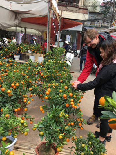 Chị Hoàng Kim Thoa và bạn trai người Đức Christoph Jank đang lựa chọn cây quất để bày Tết.