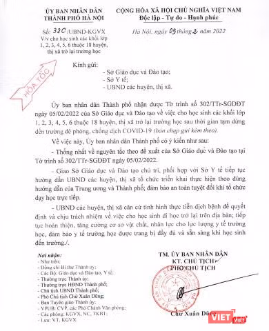 Văn bản ngày 5/2/2022 của Phó Chủ tịch UBND TP. Hà Nội Chử Xuân Dũng ký, gửi Sở Giáo dục và Đào tạo, Sở Y tế, UBND các huyện, thị xã về việc cho học sinh các khối lớp 1 - 6 thuộc 18 huyện, thị xã trở lại trường học.