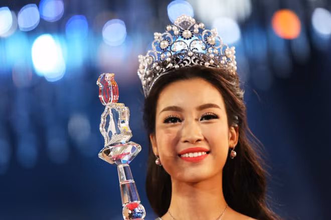 Tân Hoa hậu Đỗ Mỹ Linh vừa đăng quang đã gặp phải "nghi án" chỉnh sửa răng và nói xấu cô giáo.