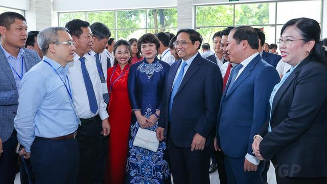 Thủ tướng trao đổi cùng các đại biểu tham dự hội nghị. Thủ tướng trao đổi cùng các đại biểu tham dự hội nghị.