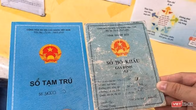 Từ ngày 1/1/2023, hộ khẩu giấy không còn tác dụng và các cơ quan chức năng sẽ quản lý thông tin cư trú của người dân bằng phương thức điện tử hay thường gọi là sổ hộ khẩu điện tử.