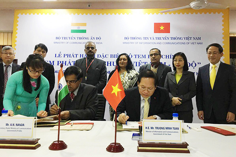 Bộ trưởng Bộ Thông tin và Truyền thông Việt Nam Trương Minh Tuấn và Thứ trưởng Bộ Truyền thông Ấn Độ A.N.Nanda thực hiện nghi thức ký phát hành bộ tem. Ảnh: Minh Đàm
