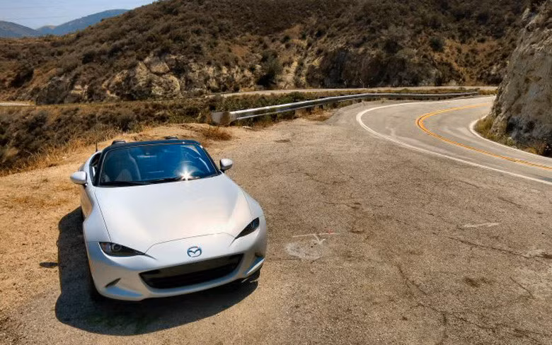 Mẫu xe 2016 Mazda MX-5 Miata được đề xuất giá bán là 24.915 USD.