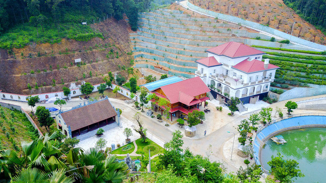 Khu dinh thự khủng gồm các công trình như biệt thự, nhà sàn, nhà thờ, hồ nước.