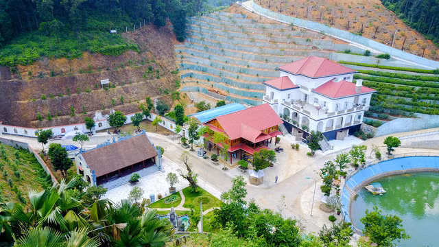 Khu dinh thự khủng gồm các công trình như biệt thự, nhà sàn, nhà thờ, hồ nước.