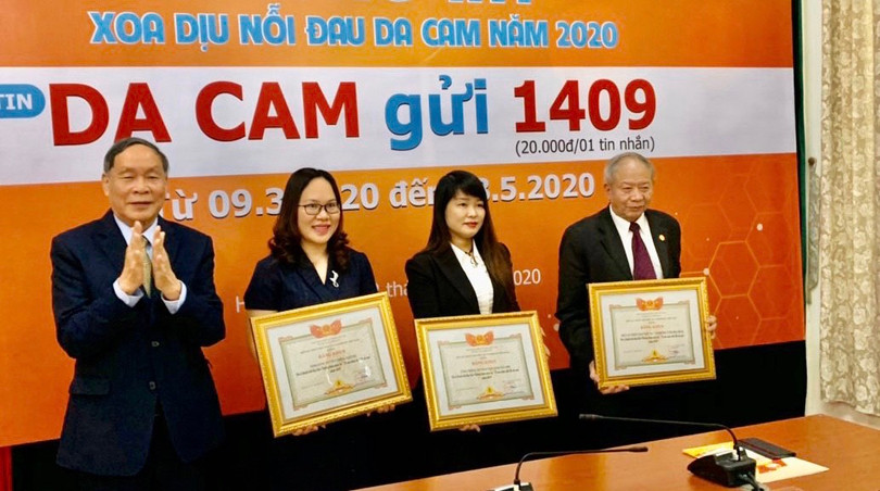 Trao Bằng khen ghi nhận công lao của các tổ chức, cá nhân có nhiều đóng góp cho chương trình nhắn tin ủng hộ nạn nhân chất độc da cam tại buổi lễ (Ảnh: CTV)