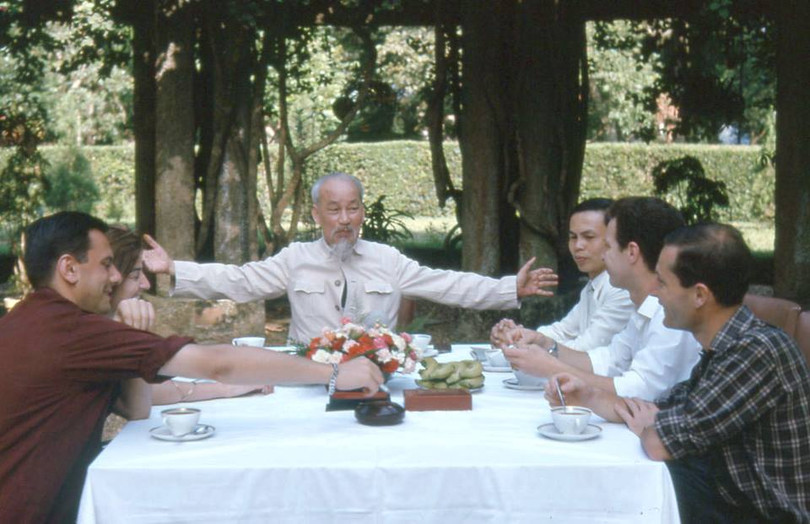 Chủ tịch Hồ Chí Minh tiếp các nhà báo Pháp tại Phủ Chủ tịch, tháng 6 năm 1964.