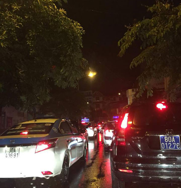 Đến 10h30 tối 20/8 một số tuyến phố vẫn bị ách tắc do mưa lớn. (Ảnh chụp tại phố Sơn Tây). Đến 10h30 tối 20/8 một số tuyến phố vẫn bị ách tắc do mưa lớn. (Ảnh chụp tại phố Sơn Tây).