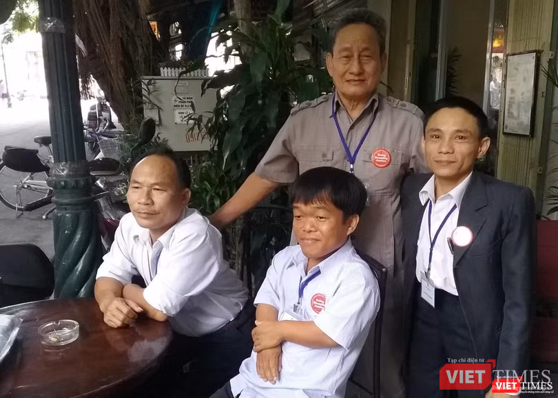 Thầy Hoàng cùng với những người khuyết tật