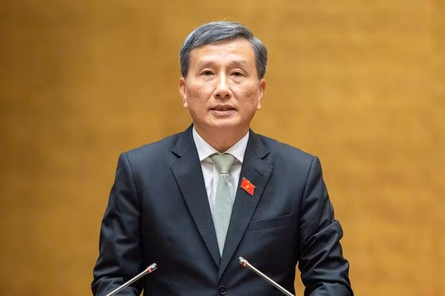 Chủ nhiệm Ủy ban Khoa học, Công nghệ và Môi trường Lê Quang Huy trình bày Báo cáo thẩm tra dự án Luật Giao dịch điện tử (sửa đổi).