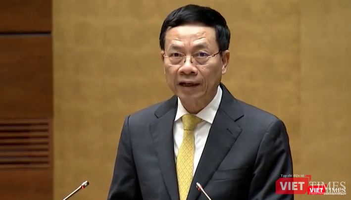 Bộ trưởng Nguyễn Mạnh Hùng cho rằng việc sửa luật sẽ giải quyết việc thiếu quy định về việc chuyển đổi từ văn bản giấy sang bản điện tử và ngược lại.