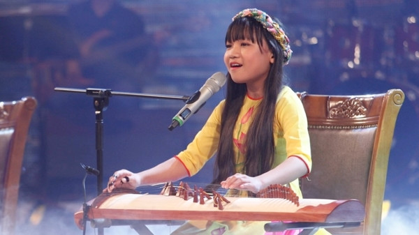 Nổi da gà nghe cô bé 12 tuổi hát “Ai ra xứ Huế“