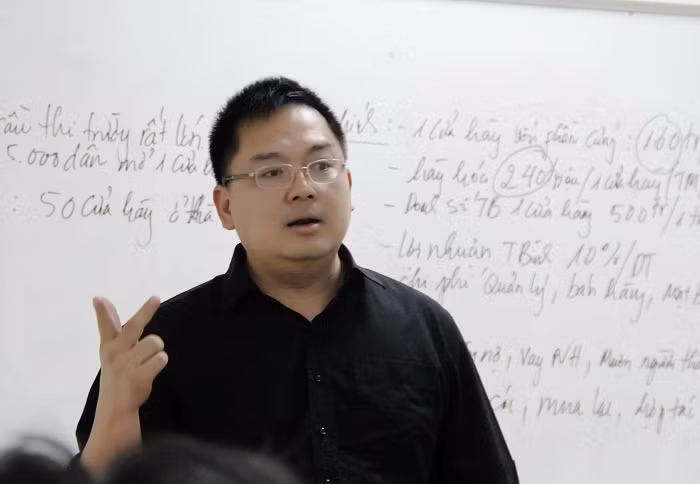 Chủ tịch FPT Software Hoàng Nam Tiến vừa nhận được giải thưởng Effective Professor (Giảng viên có bài giảng thực tiễn nhất, được nhiều học viên áp dụng ngay) do học viên FSB lựa chọn.