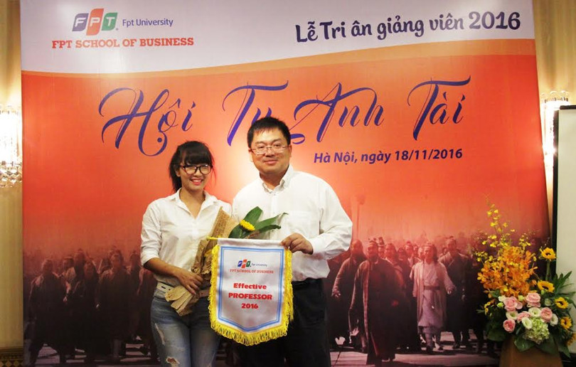 Chủ tịch FPT Software Hoàng Nam Tiến vừa nhận được giải thưởng Effective Professor (Giảng viên có bài giảng thực tiễn nhất, được nhiều học viên áp dụng ngay) do học viên FSB lựa chọn.