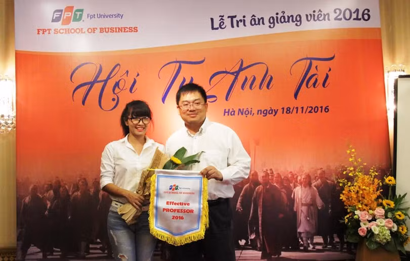 Chủ tịch FPT Software Hoàng Nam Tiến vừa nhận được giải thưởng Effective Professor (Giảng viên có bài giảng thực tiễn nhất, được nhiều học viên áp dụng ngay) do học viên FSB lựa chọn.