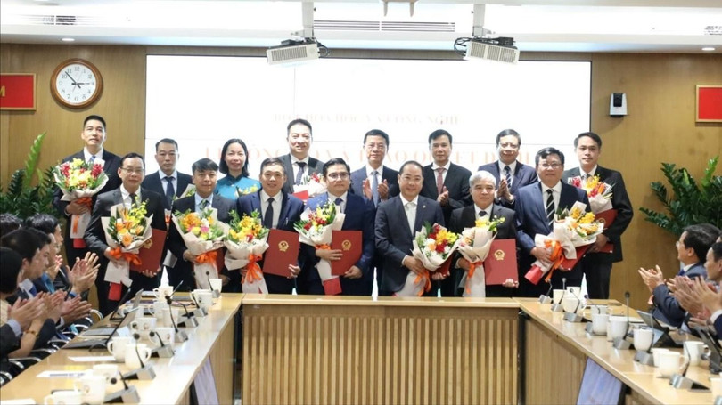 Bộ trưởng Nguyễn Mạnh Hùng đã trao quyết định, tặng hoa và gửi lời chúc mừng đến các cán bộ được nhận quyết định.