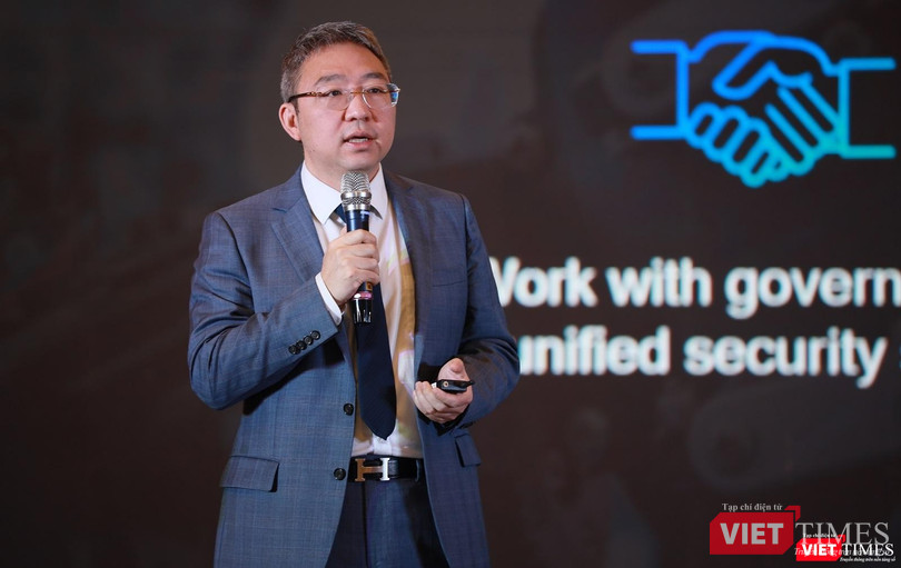 Ông Fang Yu cho rằng, các nước cần chủ động phối hợp, chia sẻ kinh nghiệm về chuyển đổi số, về bảo mật thì mới có thể vượt qua những thách thức về an ninh mạng. Ông Fang Yu cho rằng, các nước cần chủ động phối hợp, chia sẻ kinh nghiệm về chuyển đổi số, về bảo mật thì mới có thể vượt qua những thách thức về an ninh mạng.