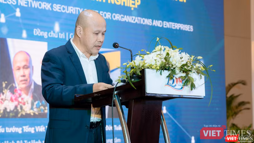 Ông Tống Viết Trung khẳng định an toàn an ninh mạng là trọng tâm của quá trình chuyển đổi số, tạo lập niềm tin số. Ông Tống Viết Trung khẳng định an toàn an ninh mạng là trọng tâm của quá trình chuyển đổi số, tạo lập niềm tin số.