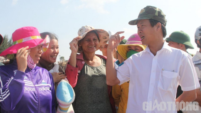 Người dân xã Nghĩa An nở nụ cười tươi sau buổi nói chuyện của Bí thư Tỉnh ủy Quảng Ngãi Võ Văn Thưởng Người dân xã Nghĩa An nở nụ cười tươi sau buổi nói chuyện của Bí thư Tỉnh ủy Quảng Ngãi Võ Văn Thưởng