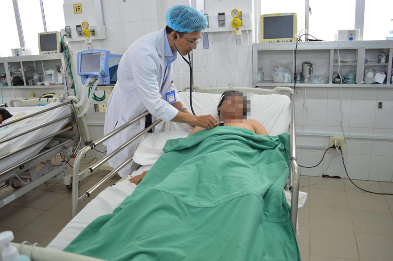 Bác sĩ của Bệnh viện đa khoa Trung ương Cần Thơ chăm sóc cho bệnh nhân T.