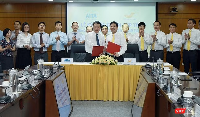 Cục Tin học hóa và Vietnam Post hợp tác triển khai chiến lược chuyển đổi số.