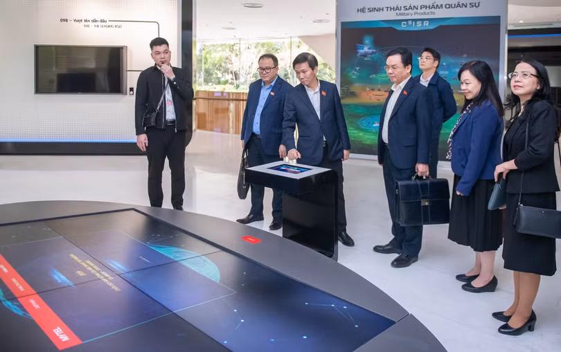 Trong bối cảnh toàn cầu hóa và cạnh tranh ngày càng gay gắt, việc cải cách chính sách và luật pháp để thu hút nhân tài, đặc biệt là 100 Việt kiều, là một nhiệm vụ cấp bách và cần thiết.