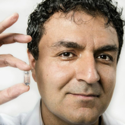 Giáo sư Kourosh Kalantar-zadeh cùng viên thuốc thông minh.