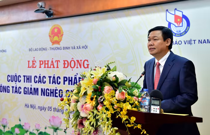 Phó Thủ tướng Vương Đình Huệ phát biểu tại Lễ phát động Cuộc thi các tác phẩm báo chí về công tác giảm nghèo giai đoạn 2016-2020. 
