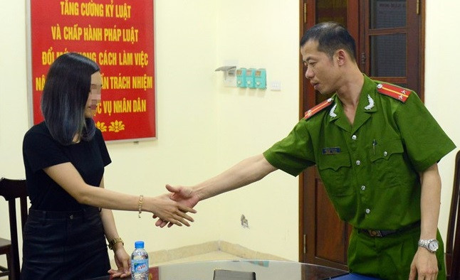 Công an bị tố nhổ nước bọt xin lỗi công khai 00:07 12/04/2016 11.5k 11.5k 19 “Thưa chị Tú Anh, trong quá trình thực hiện nhiệm vụ tôi đã có những cử chỉ, hành động chưa đúng. Bản thân tôi sẽ nghiêm khắc kiểm điểm. Tôi xin lỗi chị”, trung úy Bắc nói. Tối 