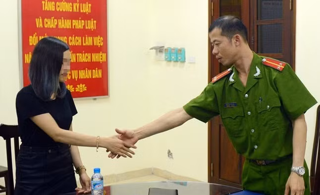 Công an bị tố nhổ nước bọt xin lỗi công khai 00:07 12/04/2016 11.5k 11.5k 19 “Thưa chị Tú Anh, trong quá trình thực hiện nhiệm vụ tôi đã có những cử chỉ, hành động chưa đúng. Bản thân tôi sẽ nghiêm khắc kiểm điểm. Tôi xin lỗi chị”, trung úy Bắc nói. Tối 