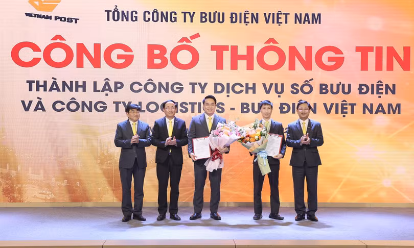 Thứ trưởng Bộ TT&TT Phạm Anh Tuấn (thứ hai trái sang) chứng kiến lễ công bố thành lập 2 công ty thành viên của Vietnam Post là Công ty Dịch vụ số bưu điện Việt Nam và Công ty Logistics bưu điện Việt Nam. Thứ trưởng Bộ TT&TT Phạm Anh Tuấn (thứ hai trái sang) chứng kiến lễ công bố thành lập 2 công ty thành viên của Vietnam Post là Công ty Dịch vụ số bưu điện Việt Nam và Công ty Logistics bưu điện Việt Nam.