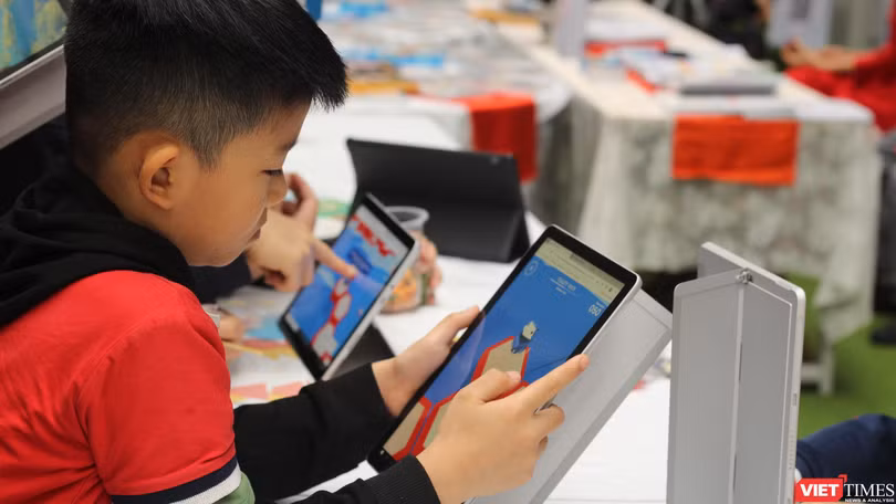 Khảo sát của Google năm 2022 chỉ ra, cứ 3 phụ huynh thì có 1 người cảm thấy con mình không hiểu rõ các vấn đề về sự an toàn trên mạng.