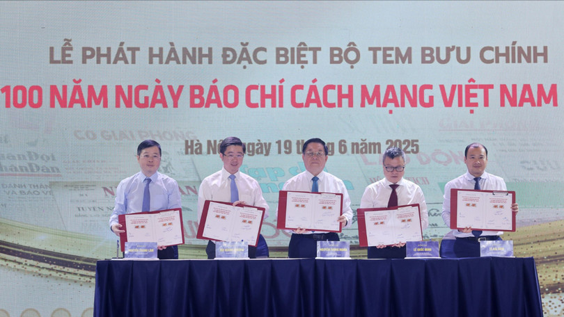 Các đồng chí Lãnh đạo thực hiện nghi thức phát hành đặc biệt bộ tem _Kỷ niệm 100 năm Ngày Báo chí cách mạng Việt Nam (1925-2025)_.JPG