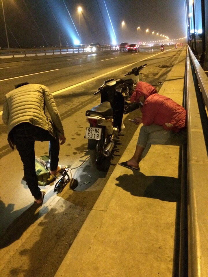 Giúp khách bơm xe trên cầu