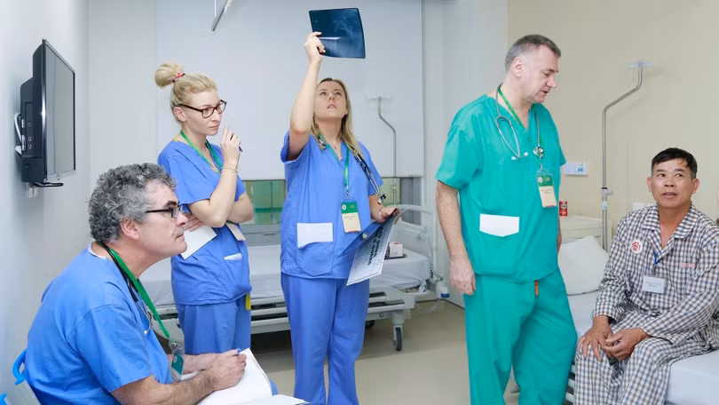 Nhóm bác sĩ của Tổ chức Operation Walk Ireland thăm khám cho bệnh nhân tại Bệnh viện Trung ương Quân đội 108.