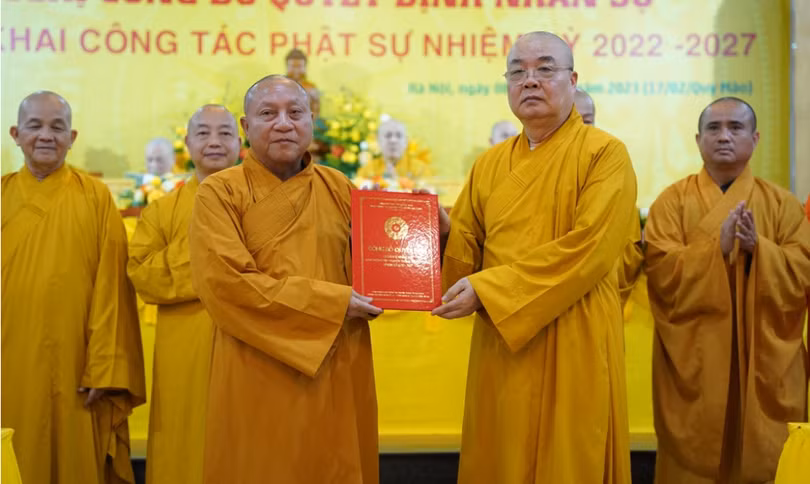 Hòa thượng Thích Gia Quang (người đứng bên trái) được giao làm Trưởng ban Thông tin - Truyền thông TW Giáo hội Phật giáo VN nhiệm kỳ 2022- 2027. Ảnh: phatgiao.org.vn.