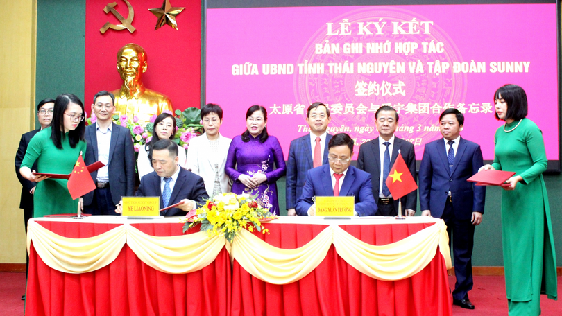 Lễ ký kết biên bản ghi nhớ hợp tác đối với dự án xây dựng Trung tâm công nghiệp Sunny Group tại KCN Yên Bình (TP. Phổ Yên) để sản xuất ống kính camera, thiết bị quang học dùng cho ô tô... Lễ ký kết biên bản ghi nhớ hợp tác đối với dự án xây dựng Trung tâm công nghiệp Sunny Group tại KCN Yên Bình (TP. Phổ Yên) để sản xuất ống kính camera, thiết bị quang học dùng cho ô tô...