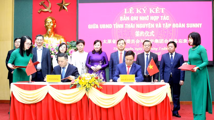 Lễ ký kết biên bản ghi nhớ hợp tác đối với dự án xây dựng Trung tâm công nghiệp Sunny Group tại KCN Yên Bình (TP. Phổ Yên) để sản xuất ống kính camera, thiết bị quang học dùng cho ô tô...