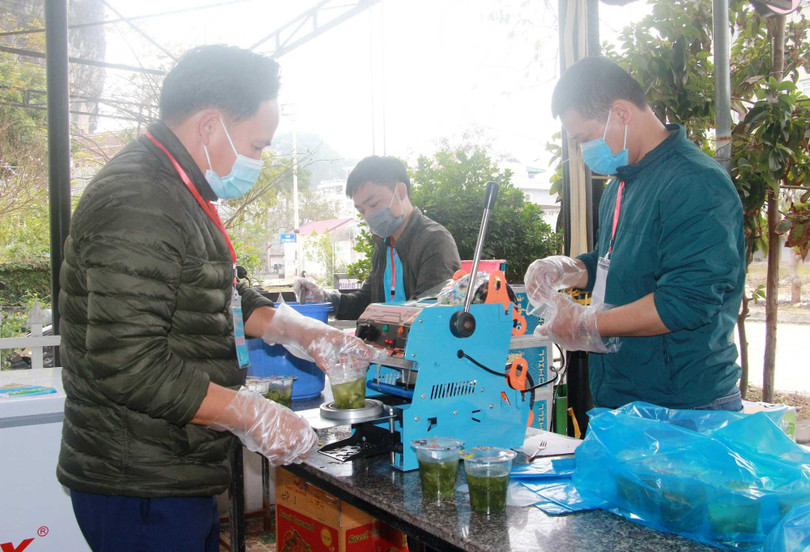 Nước canh được đóng cẩn thận trong các hộp nhựa, đóng kín đảm bảo an toàn thực phẩm. Nước canh được đóng cẩn thận trong các hộp nhựa, đóng kín đảm bảo an toàn thực phẩm.