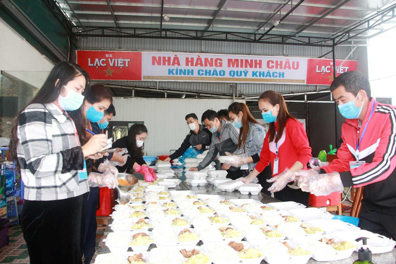 Tổ hậu cần có gần 30 cán bộ cơ quan Văn phòng UBND huyện, giáo viên các trường học và nhân viên Nhà hàng Minh Châu. Tổ hậu cần có gần 30 cán bộ cơ quan Văn phòng UBND huyện, giáo viên các trường học và nhân viên Nhà hàng Minh Châu.