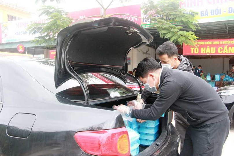 Các suất ăn được đóng kín và vận chuyển bằng xe ô tô đến các khu cách ly tập trung. Các suất ăn được đóng kín và vận chuyển bằng xe ô tô đến các khu cách ly tập trung.