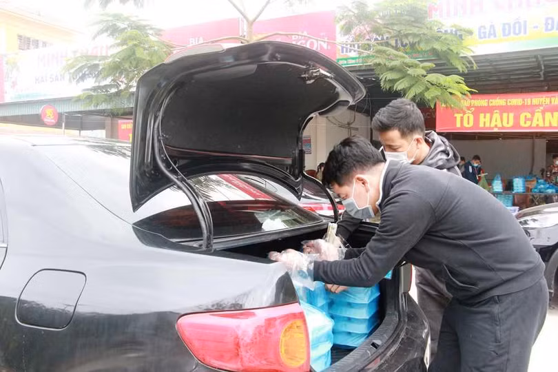 Các suất ăn được đóng kín và vận chuyển bằng xe ô tô đến các khu cách ly tập trung.