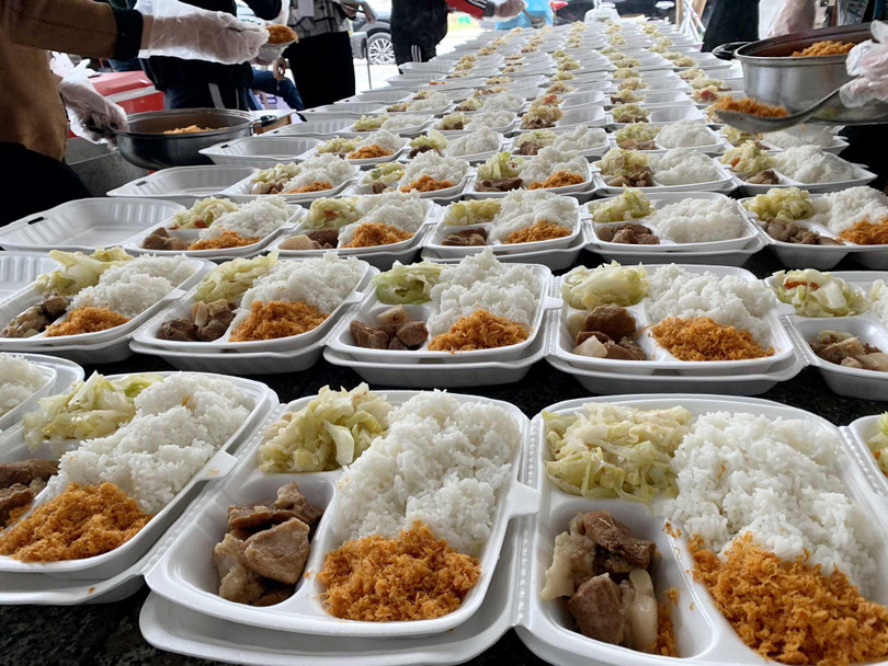 Các suất ăn được đóng trong hộp xốp, đầy đủ cơm, rau xanh, canh, thịt, cá… và được thay đổi thực đơn theo ngày. Các suất ăn được đóng trong hộp xốp, đầy đủ cơm, rau xanh, canh, thịt, cá… và được thay đổi thực đơn theo ngày.