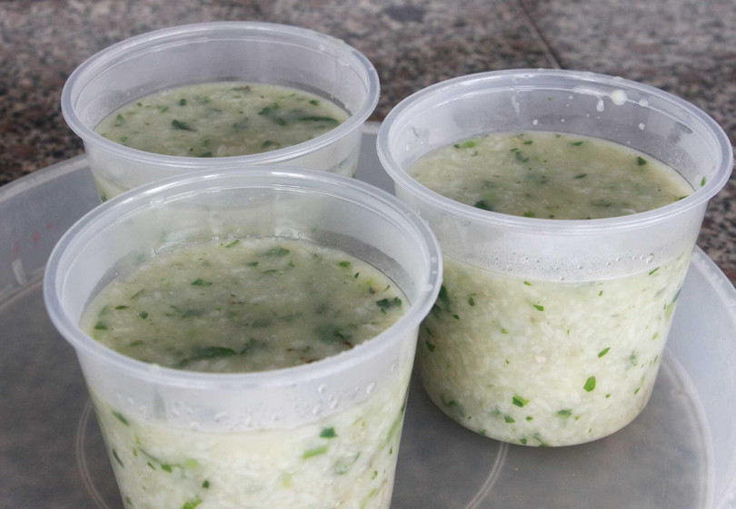 Các cháu nhỏ trong các khu cách ly được ăn cháo thịt được nấu cẩn thận, đảm bảo dinh dưỡng. Các cháu nhỏ trong các khu cách ly được ăn cháo thịt được nấu cẩn thận, đảm bảo dinh dưỡng.