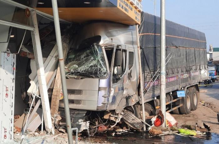 Đầu ô tô tải vỡ nát, bánh trước bị gãy