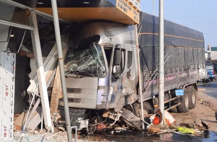 Đầu ô tô tải vỡ nát, bánh trước bị gãy